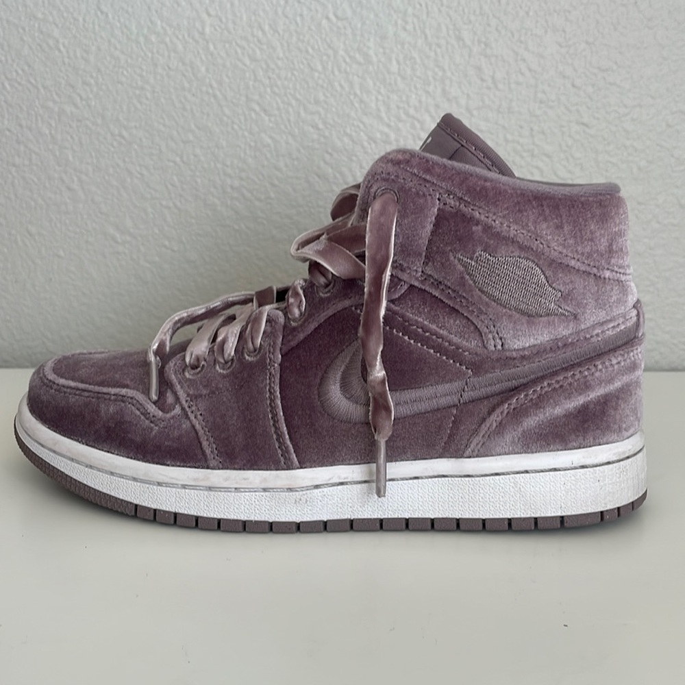 WMNS AIR JORDAN 1 MID SE
"Purple Velvet"